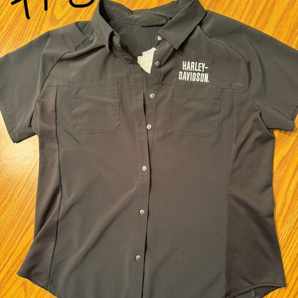 Harley Davidson garage shirt. Size large.